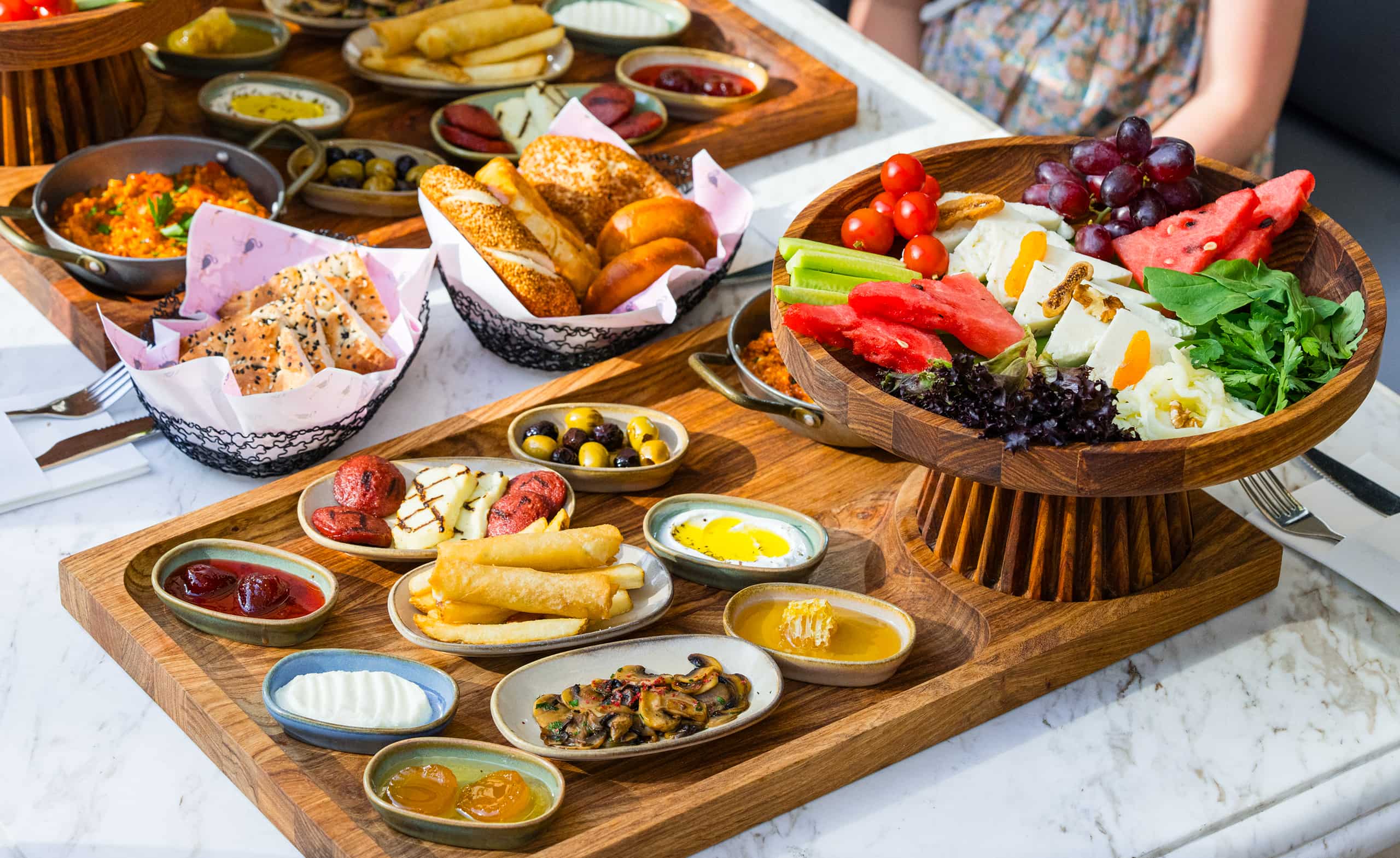 If you’re searching “grill restaurant near me” for a spot that pleases both kids and adults, you’ll appreciate our balanced menu. Alongside steaks and kebabs, we offer smaller skewers, grilled corn, and house-made lemonades, making it easy for everyone to find a favorite.