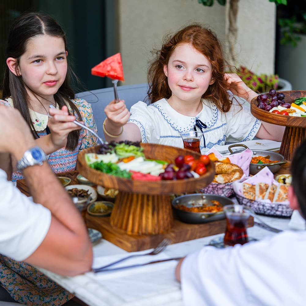 kids having meal in restaurant with family