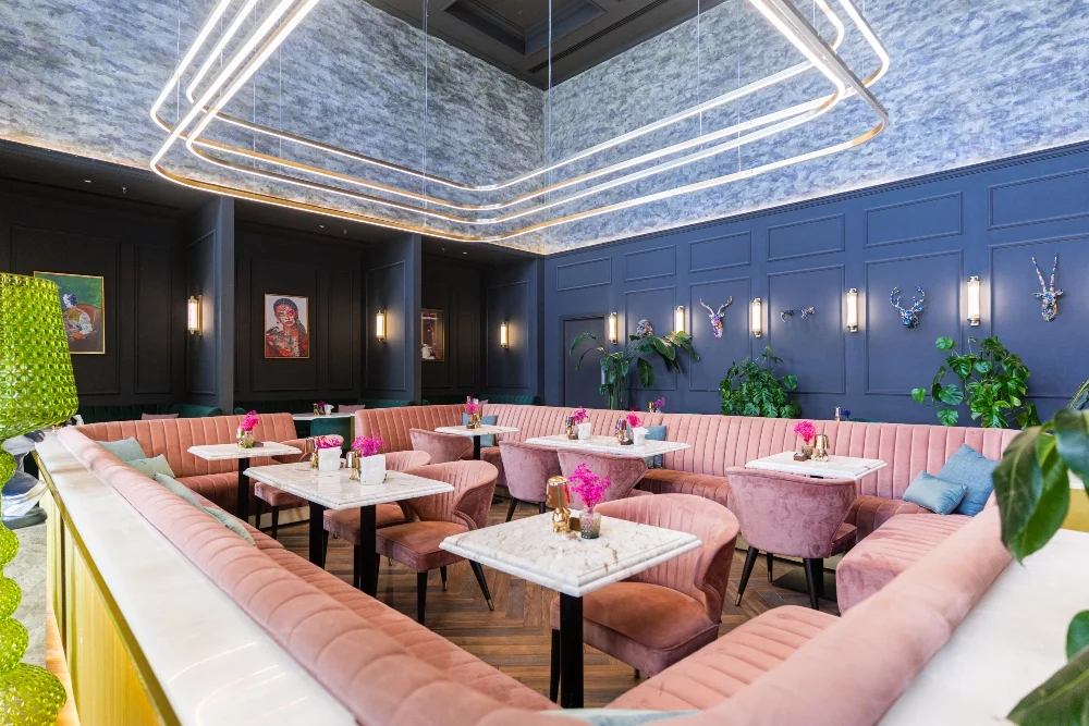 Ambiance and seating at le flamant restaurant