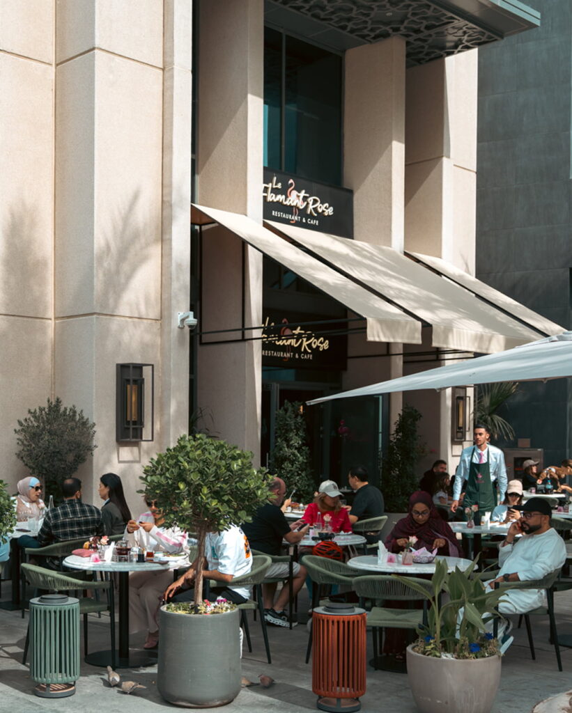 outdoor seating at Le flamant restaurant